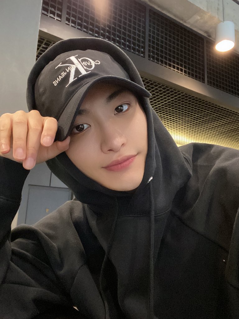 ATZtrans's tweet photo. @ATEEZofficial ꒰ 𝑬𝑵𝑮 𝑻𝑹𝑨𝑵𝑺 ꒱ 

⏳ 220308
💬[#SEONGHWA] Seong-Tuesday*🖤
#ATEEZ #에이티즈
📝 ATZtrans cr; @HJ00ngsMullet
🏹 TAKE OUT WITH FULL CREDITS

*the word for tuesday is Hwa-Yoil, and he connected his name with the word for tuesday https://t.co/157ofQMoPd