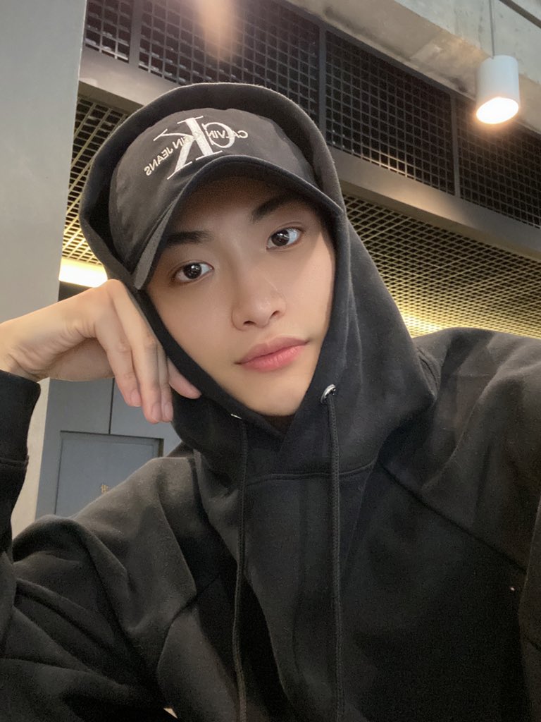 ATZtrans's tweet photo. @ATEEZofficial ꒰ 𝑬𝑵𝑮 𝑻𝑹𝑨𝑵𝑺 ꒱ 

⏳ 220308
💬[#SEONGHWA] Seong-Tuesday*🖤
#ATEEZ #에이티즈
📝 ATZtrans cr; @HJ00ngsMullet
🏹 TAKE OUT WITH FULL CREDITS

*the word for tuesday is Hwa-Yoil, and he connected his name with the word for tuesday https://t.co/157ofQMoPd