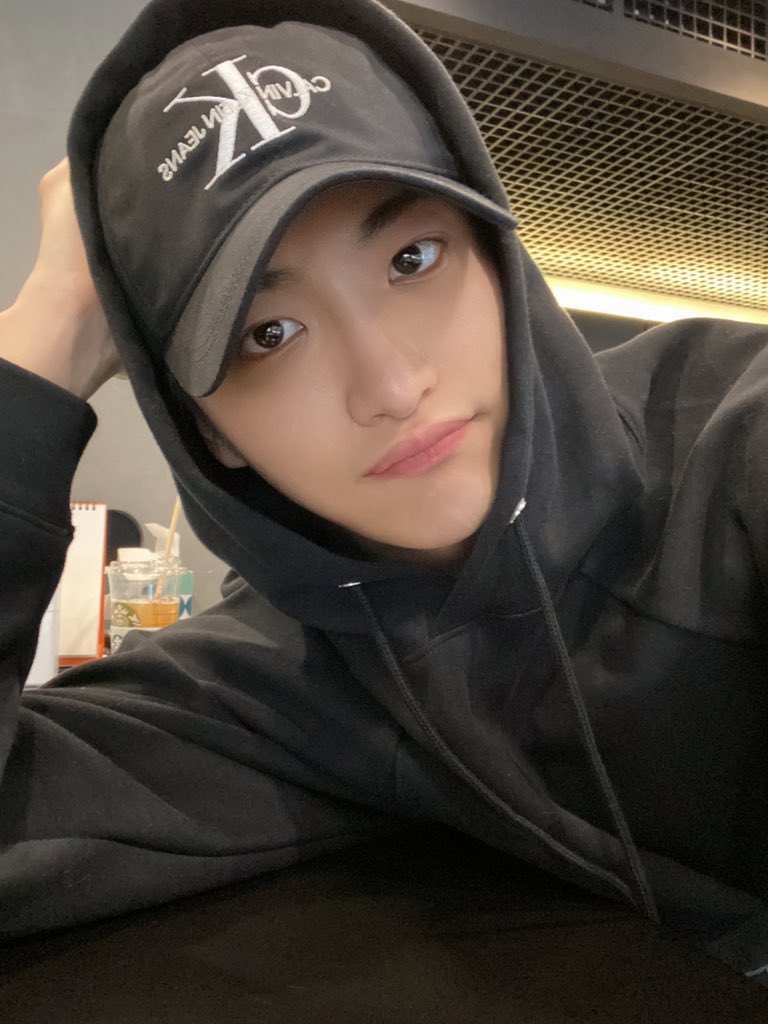 ATZtrans's tweet photo. @ATEEZofficial ꒰ 𝑬𝑵𝑮 𝑻𝑹𝑨𝑵𝑺 ꒱ 

⏳ 220308
💬[#SEONGHWA] Seong-Tuesday*🖤
#ATEEZ #에이티즈
📝 ATZtrans cr; @HJ00ngsMullet
🏹 TAKE OUT WITH FULL CREDITS

*the word for tuesday is Hwa-Yoil, and he connected his name with the word for tuesday https://t.co/157ofQMoPd