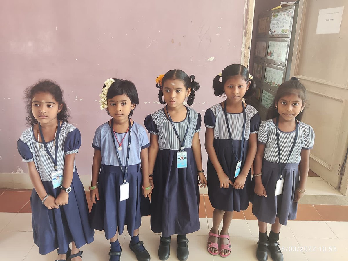 Science has to spark the curiosity of tiny tots and these pig-tailed girls epitomise the connect attempted by NCCR on International Women's Day (08.03.2022) by getting them to draw and express themselves #MyMoES @DrJitendraSingh @moesgoi @MoesNiot @MVR_NCCR