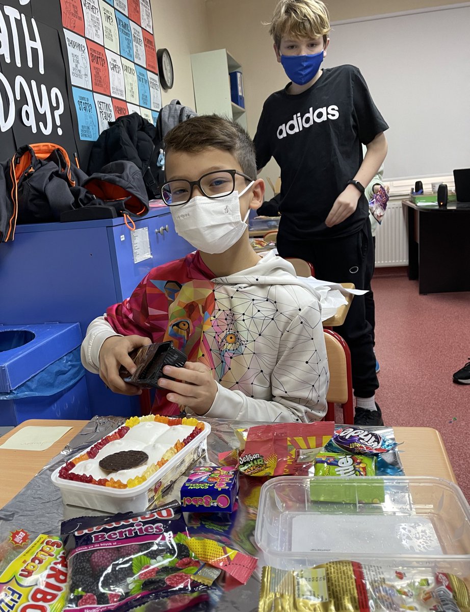amy_clack's tweet photo. Science is sweet! 🍬 Year 7s built cell models out of candy to learn more about cell structure and function @BISIstanbul #cellstructure #cellmodel #scienceissweet https://t.co/2Gylc9mrT7