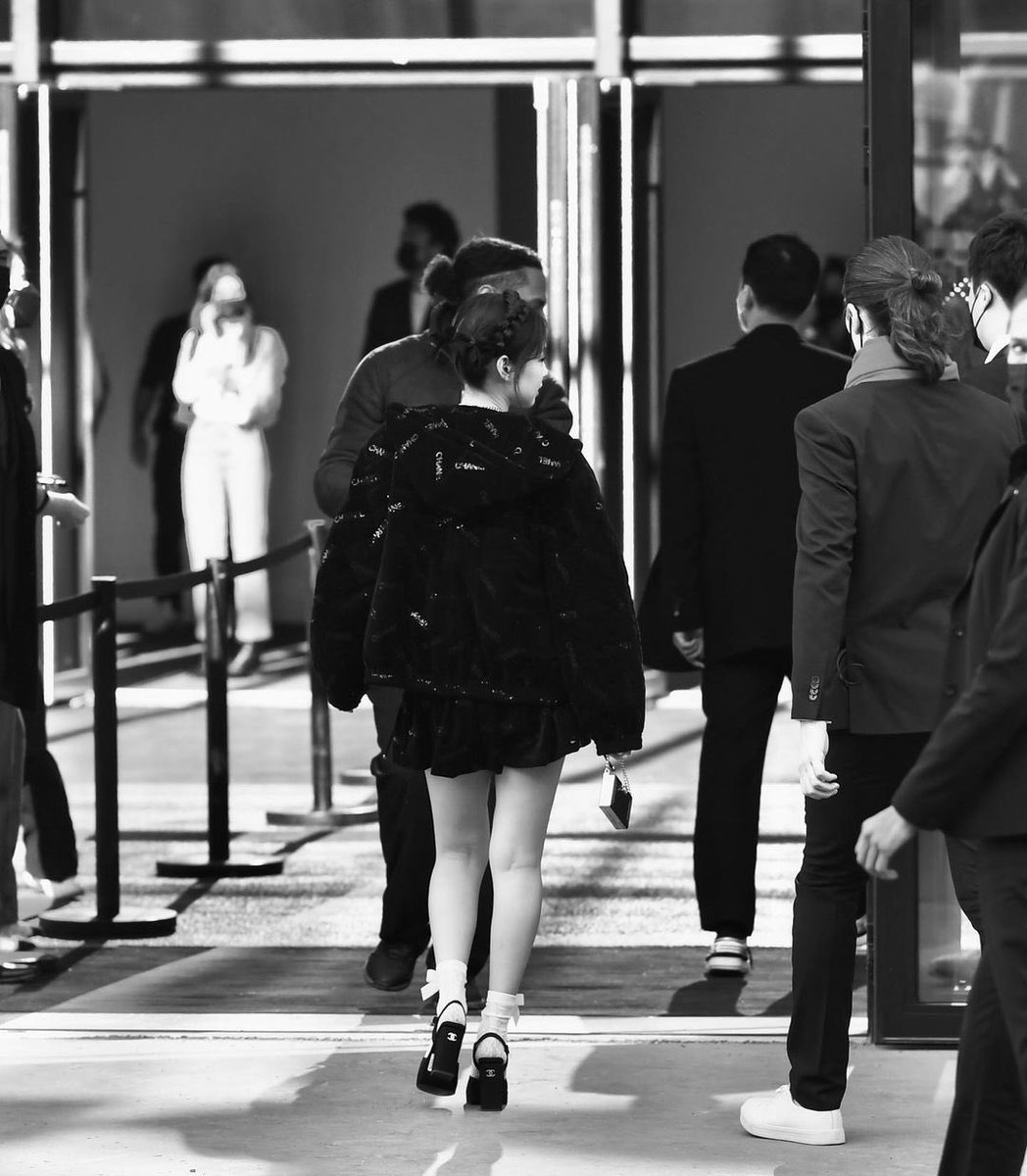 BBU_BLACKPINK's tweet photo. #JENNIE at CHANEL Fall-Winter 22/23 Show at Paris Fashion Week 

JENNIE POUR CHANEL
#JENNIExCHANELFW22 @BLACKPINK https://t.co/Hk7mSaVN1S