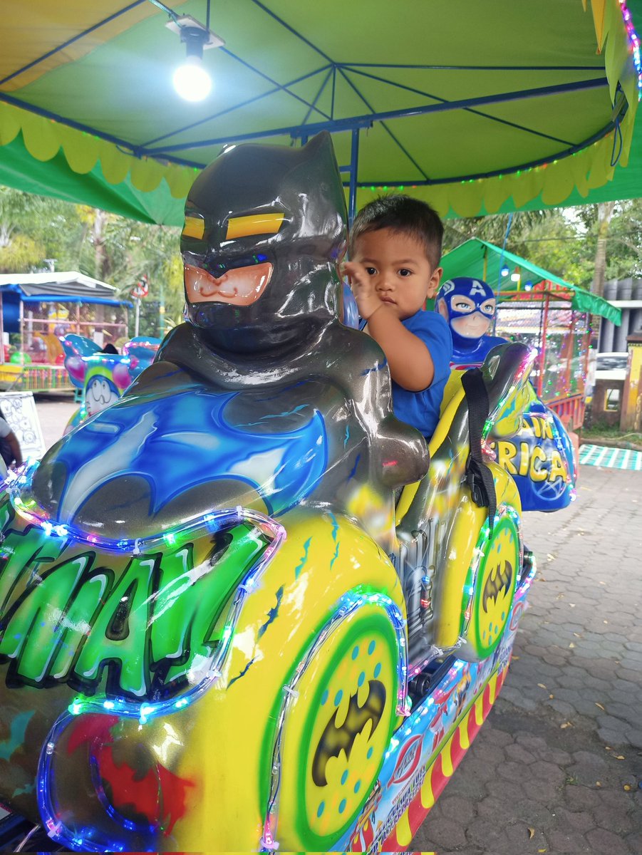 fivealpha_eth's tweet image. I took my son to town square and find something interesting. batman have uwu face! :3