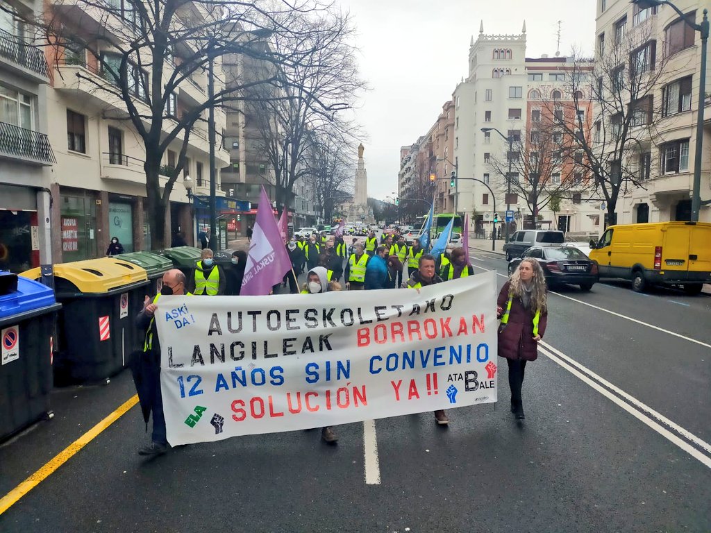 ELAHezkuntza's tweet photo. 🛵🛻🚙🚚Bizkaiko autoeskoletako langileok #Martxoak8-an ere borrokan: gure sektorean ere genero arrakalarekin amaitu behar dugulako‼️
📢12 urte hitzarmenik gabe‼️
📢#APAVI irtenbidea ORAIN‼️
#AutoeskolakBorrokan https://t.co/oPLWWH68Ta