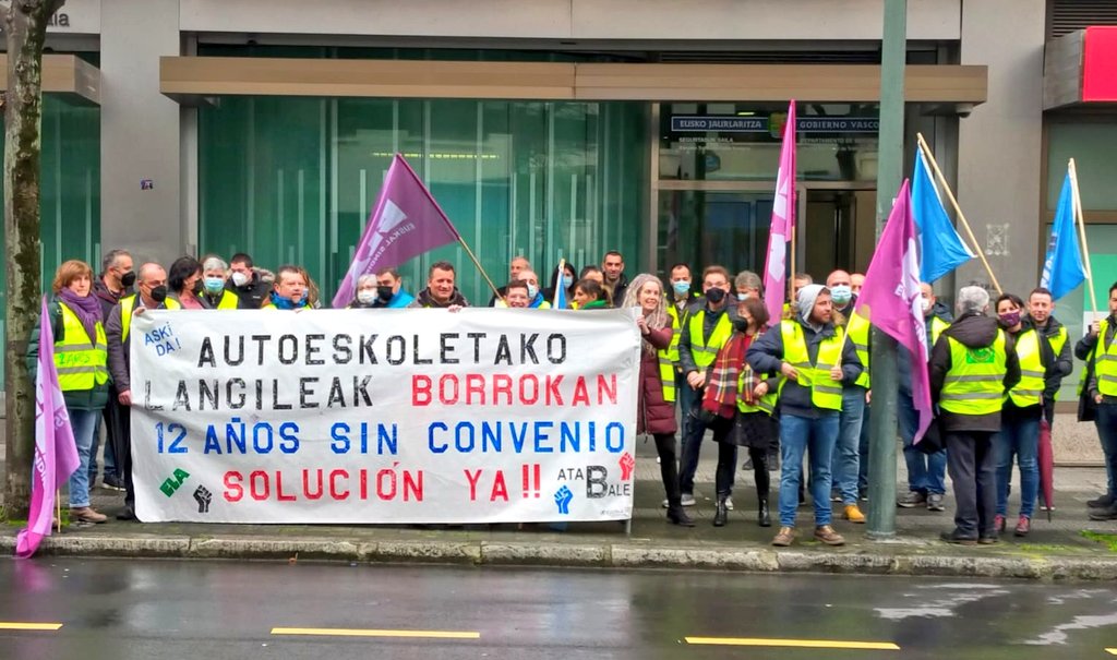 ELAHezkuntza's tweet photo. 🛵🛻🚙🚚Bizkaiko autoeskoletako langileok #Martxoak8-an ere borrokan: gure sektorean ere genero arrakalarekin amaitu behar dugulako‼️
📢12 urte hitzarmenik gabe‼️
📢#APAVI irtenbidea ORAIN‼️
#AutoeskolakBorrokan https://t.co/oPLWWH68Ta