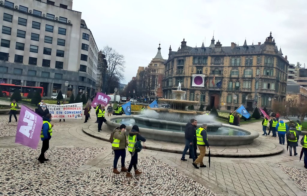 ELAHezkuntza's tweet photo. 🛵🛻🚙🚚Bizkaiko autoeskoletako langileok #Martxoak8-an ere borrokan: gure sektorean ere genero arrakalarekin amaitu behar dugulako‼️
📢12 urte hitzarmenik gabe‼️
📢#APAVI irtenbidea ORAIN‼️
#AutoeskolakBorrokan https://t.co/oPLWWH68Ta