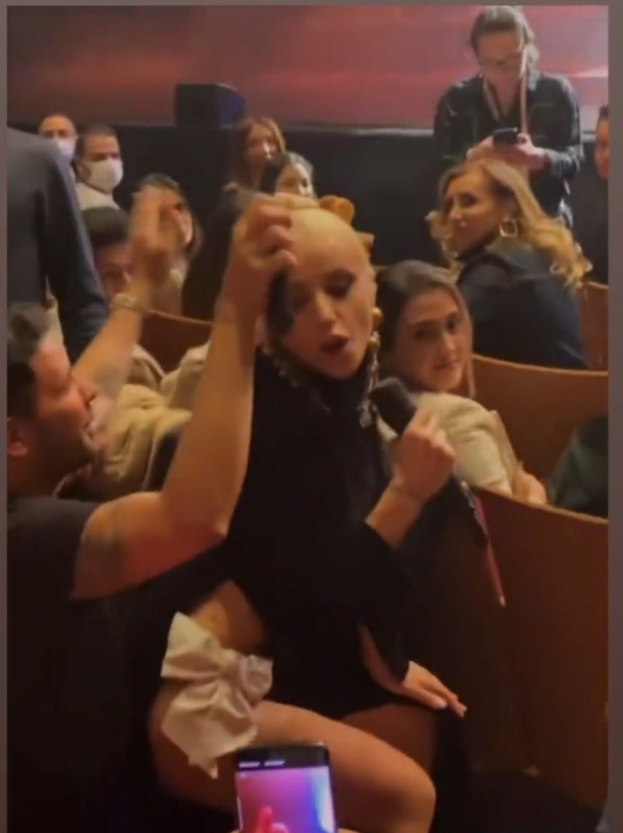 #Gülşen napsın kadıncağız, oturası gelmiş oturmuş kucağa 😀