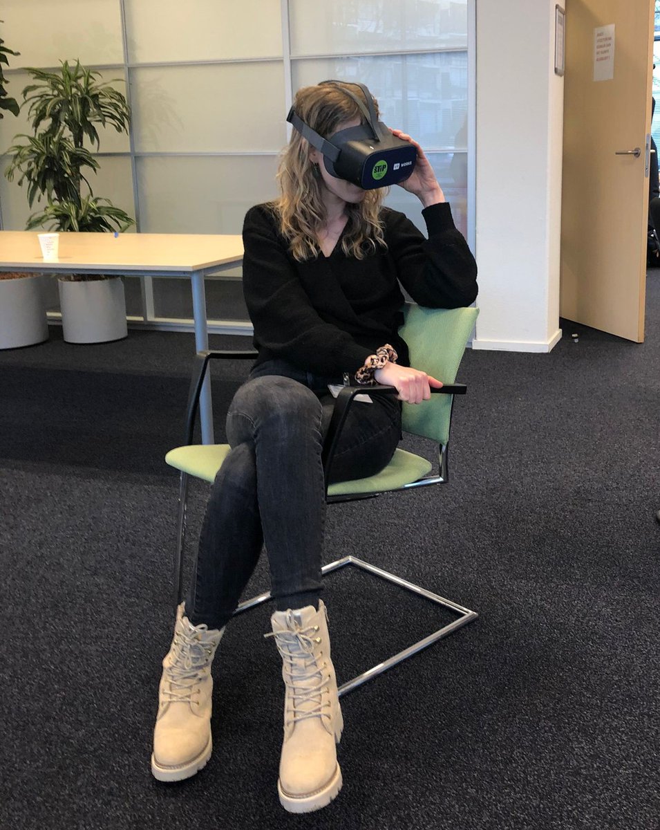 Wist je dat je aan je begeleider bij ons WSP, de gemeente of uwv kunt vragen of je gebruik mag maken van de VR-bril? Met de VR-bril op kun je virtueel kennis maken met 45 verschillende beroepen. Een aantal adviseurs heeft onlangs training gehad hoe ze de brillen kunnen inzetten.