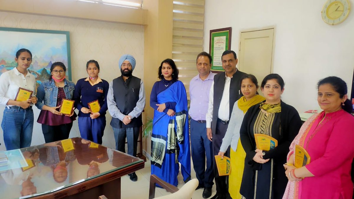IndiaSkillsChd's tweet photo. State Toppers of Government Industrial Training Institute, UT Chandigarh were felicitated by Shri Rajesh Aggarwal IAS, Secretary, Ministry of Skill Development &amp; Entrepreneurship, Government of India.
#BreakTheBias 
@MSDESkillIndia https://t.co/w2W1v6ogkL
