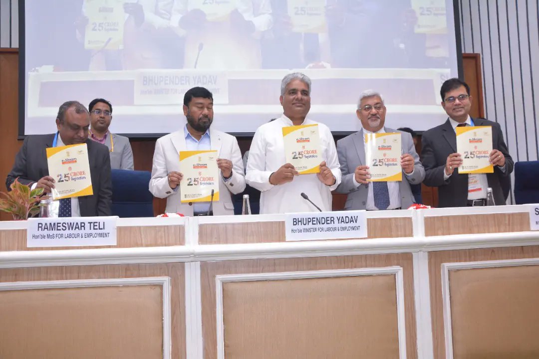 DGLabourWelfare's tweet photo. Launched 'Donate-a-Pension' on 7th march 2022.
It is an initiative under (PM-SYM) pension scheme where citizens can donate the premium contribution to any unorganised workers on whose behalf they want to contribute. 
@byadavbjp https://t.co/T894zqr5qt