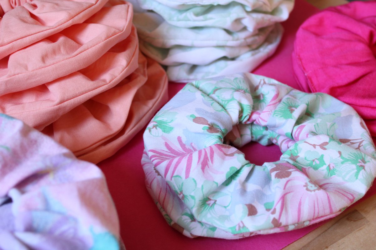 BadineriesC's tweet photo. Chouchous XL upcyclés #90sfashion #upcycledaccessories #scrunchies #teamchouchous #années90 #nineties 

https://t.co/h7WuPGqNEk https://t.co/xBP2nO4SFM