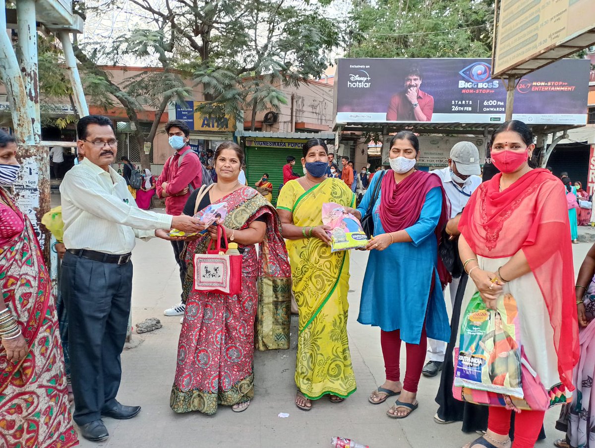 dmupltsrtc's tweet photo. @TSRTCHQ @rmhrtsrtc @tsrtcmdoffice @dvmhyttsrtc sir,in view of INTERNATIONAL WOMEN'S DAY TSRTC Uppal Depot presented gifts to regular women passengers of uppal Depot they are Smt Rajani and Smt Jayasheela at uppal Bus station https://t.co/2610ME0hgH
