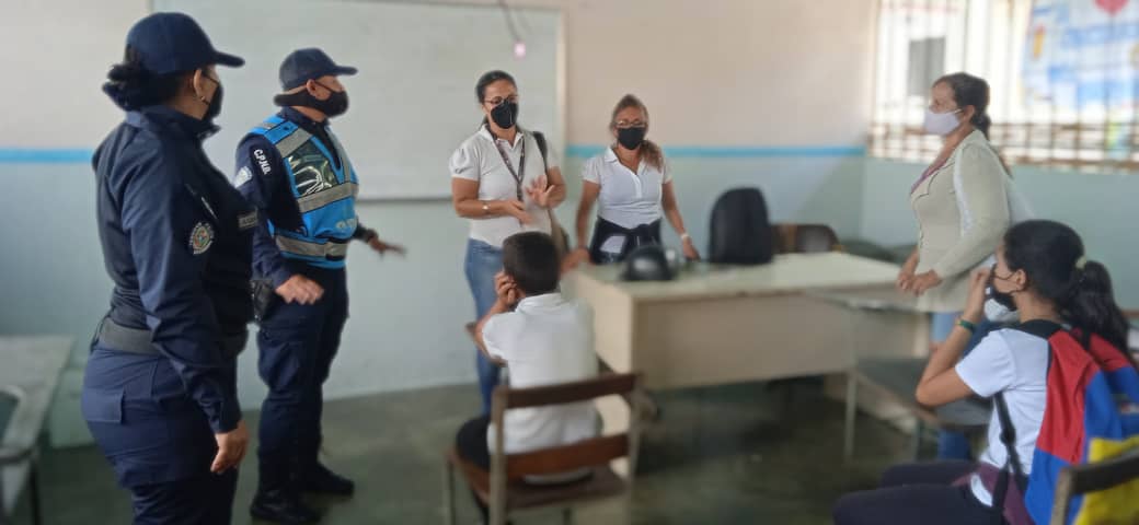 Uesimonr28's tweet photo. Visita de la policía nacional bolivariana a la institución https://t.co/KQ6rnOzYb8