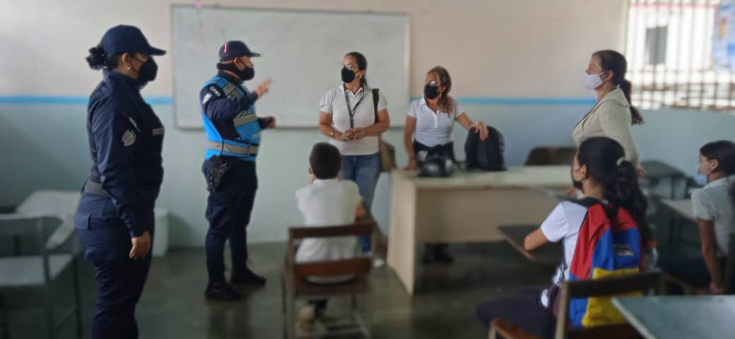 Uesimonr28's tweet photo. Visita de la policía nacional bolivariana a la institución https://t.co/KQ6rnOzYb8