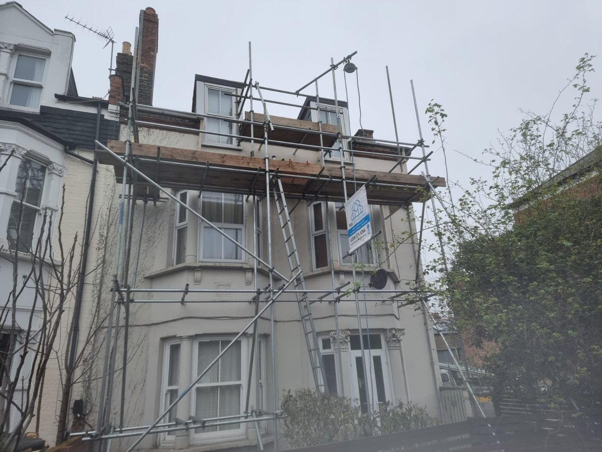 Great job by the team at FBS 🆙👷‍♂️👷‍♂️👏#scaffoldinghire #roofing #londonscaffolders