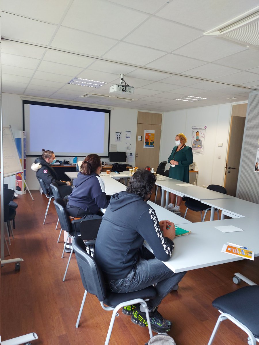 CcileChabosseau's tweet photo. 1er atelier Connexion emploi ce matin dans le cadre du #CEJ à #Niort, au sein de #poleemploi Niort Trevins. https://t.co/aUla9YQsfz