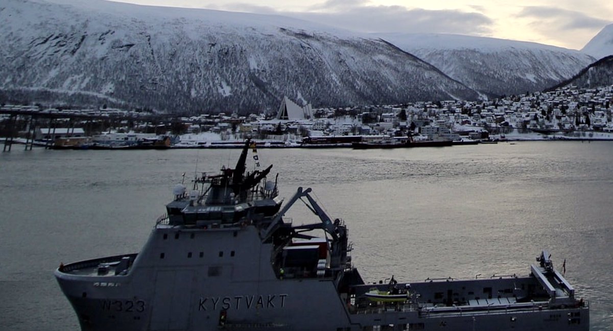 WarshipCam's tweet photo. Royal Norwegian Navy (Outer Coast Guard) patrol boat KV Bison (W323) coming into Tromso, Norway - March 8, 2022 #kvbison #w323 https://t.co/jpmzEYYuM3