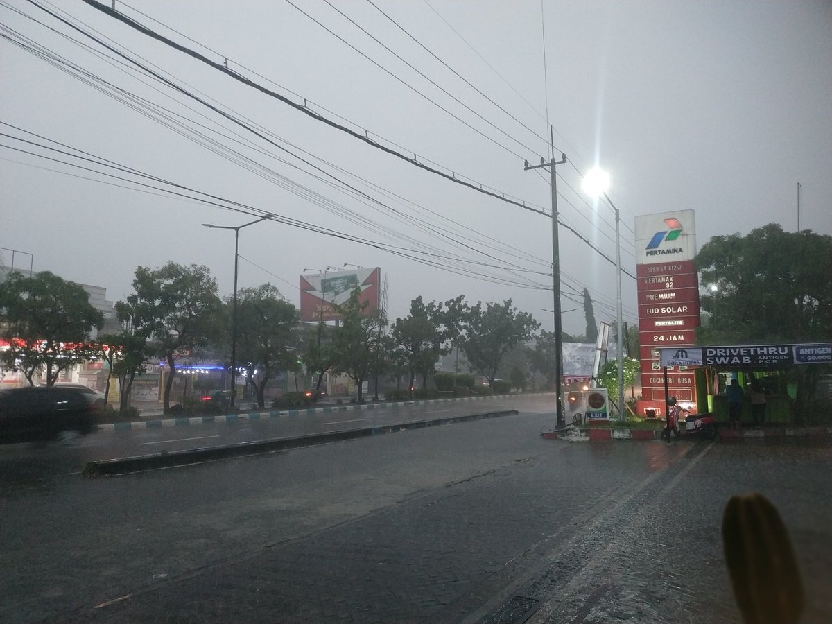 Infopromogreget's tweet photo. Sedati hujan intensitas sedang, waspadai genangan di jalur lambat depan SPBU Bypass Juanda @e100ss https://t.co/4AE7LkDdKC