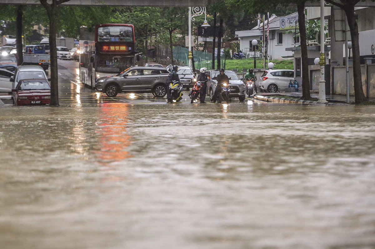 adibrawi's tweet photo. Heavy rain caused flash floods in several parts of Kuala Lumpur. Tenaga Nasional Berhad also annouced that it has shut 40 substations for safety reasons following the flash flood. photo adib rawi yahya #flood #banjir https://t.co/cvjGZPHh9t