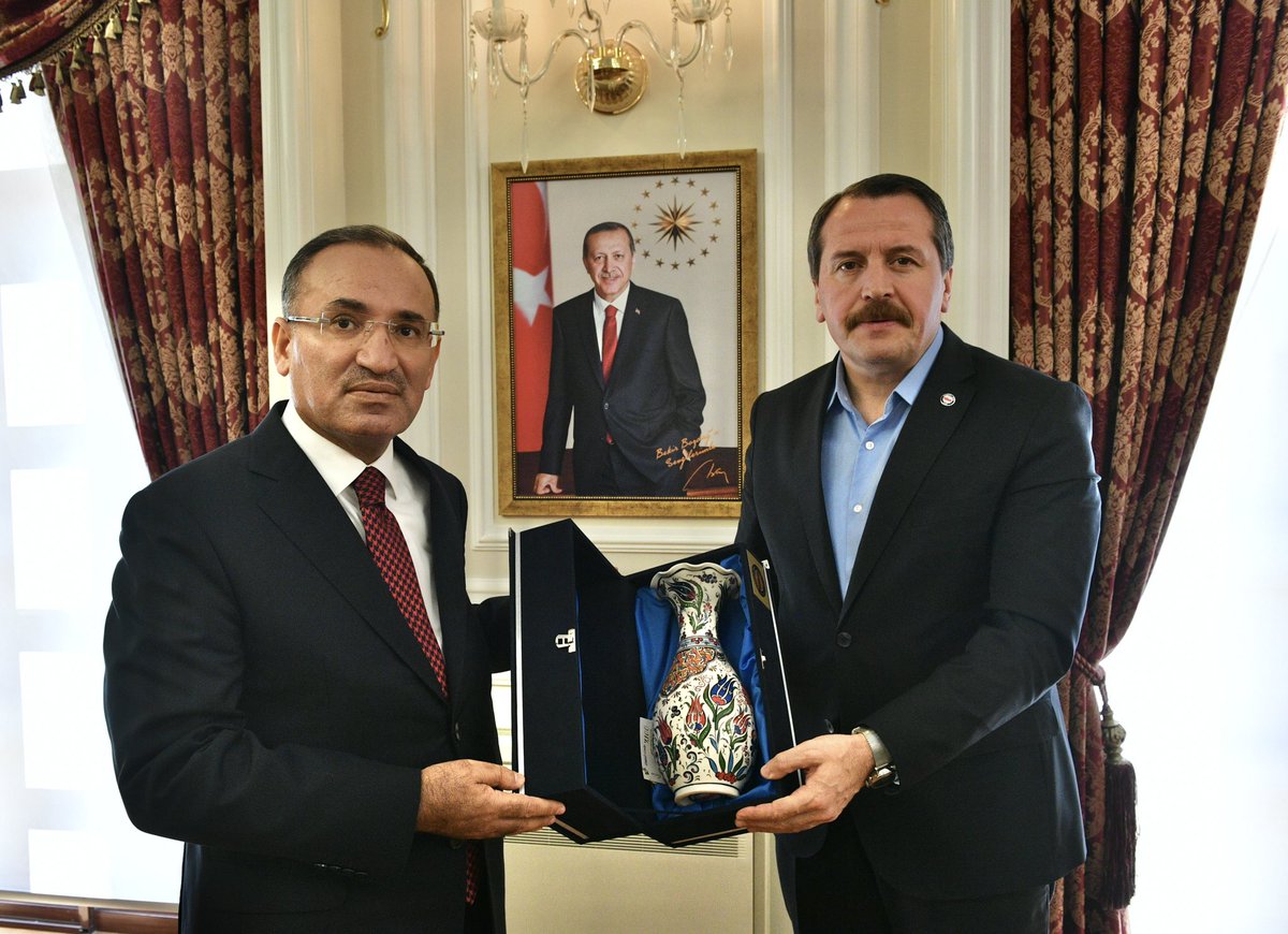 Adalet Bakanı Sn.Bekir Bozdağ’ı Ziyaret Ettik

Büro Memur-Sen Genel Başkanı <a href="/yusufyazgan37/">Yusuf YAZGAN</a> ile birlikte Adalet Bakanı <a href="/bybekirbozdag/">Bekir  Bozdağ</a> ‘a hayırlı olsun ziyaretinde bulunduk.

Bakan Sn.Bozdağ’a yeni görevinde başarılar diliyorum. <a href="/adalet_bakanlik/">T.C. Adalet Bakanlığı</a>
