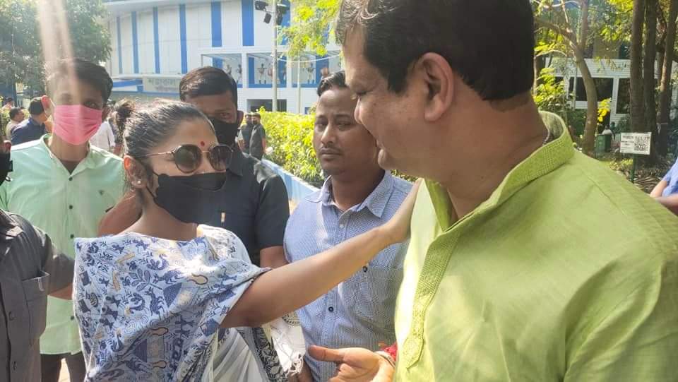 AbhijitAITC's tweet photo. আন্তর্জাতিক নারী দিবসের শুভ লগ্নে নারী শক্তির অন্যতম প্রতীক পশ্চিমবঙ্গের মুখ্যমন্ত্রী তথা সর্বভারতীয় তৃণমূল কংগ্রেসের সভানেত্রী শ্রীমতি মমতা বন্দ্যোপাধ্যায়ের নেতৃত্বে কলকাতায় নজরুল মঞ্চের রাজ্য সমিতির বৈঠকে বিভিন্ন বিশিষ্ট নেতৃত্বদের সাথে কিছু মুহুর্ত
@AITCofficial https://t.co/7yJ6LlAnuo