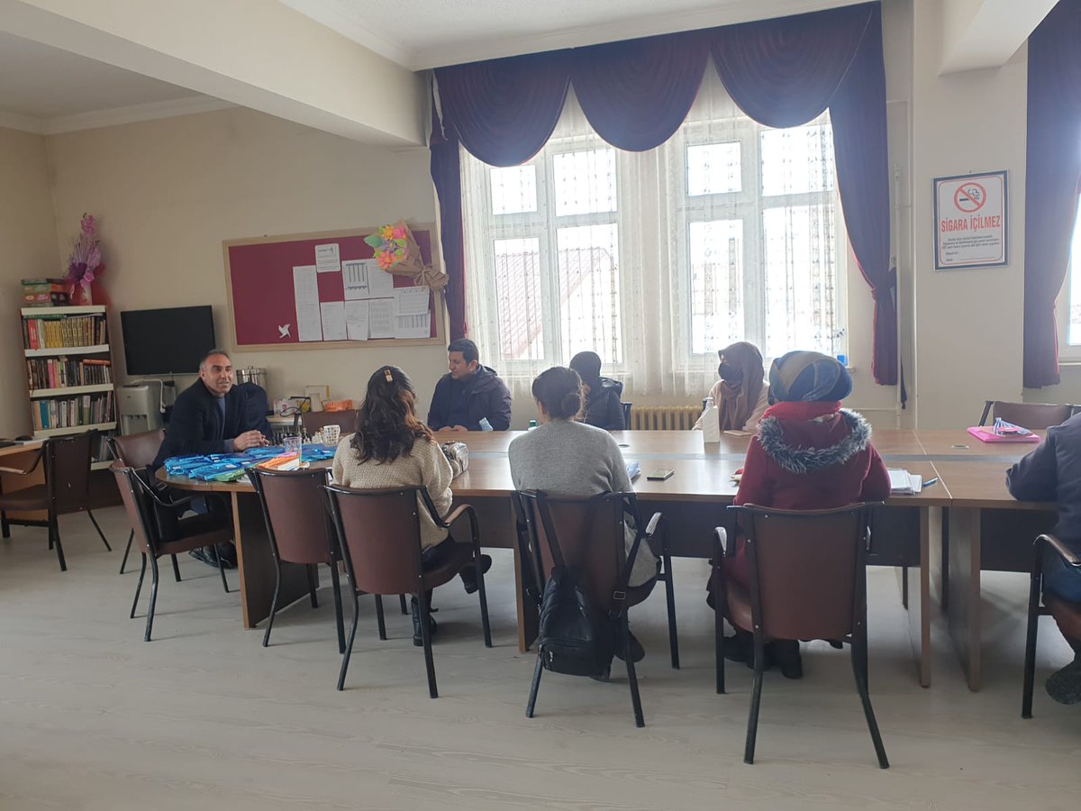 Okul Müdürümüz Sayin İsmet ÖZKAN okuldaki bayan Öğretmenlerimizin Dunya Kadinlar Gününü kutladi.<a href="/Karayazimem/">Karayazı İlçe MEM</a> <a href="/Erzurum_Mem/">Erzurum İl Millî Eğitim Müdürlüğü</a> @