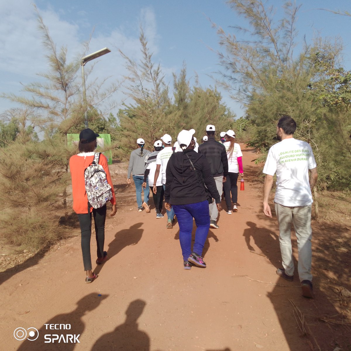 OxfamAuSenegal's tweet photo. "Notre environnement est notre richesse et il faut agir pour".  ✊ 
C'est sur ces mots de la directrice pays d'Oxfam que commence la matinée de reboisement, en présence des jeunes filles de l'école élémentaire de Petit Mbao. #JIF2022 #JIF2022SN #AarAlupMbao https://t.co/1IoeX54hQf
