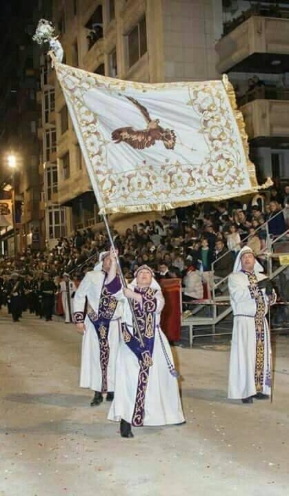 PasoBlanco_3's tweet photo. En el #Diadelamujer nuestro reconocimiento a todas las mujeres que trabajan por nuestra cofradía. Mayordomos, Costaleras, a nuestro @TronoVeronica, Abanderadas @corodamas...
Todas trabajan por la Mujer que da sentido al Paso Blanco, la Stma. Virgen de la Amargura. 🤍 https://t.co/wGic9BsjVt