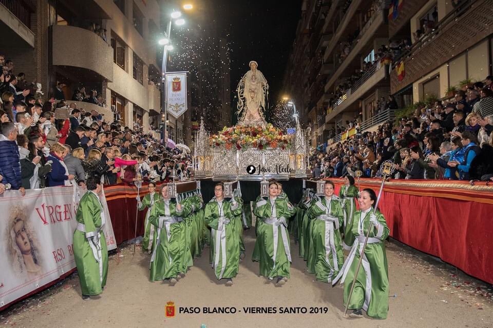 PasoBlanco_3's tweet photo. En el #Diadelamujer nuestro reconocimiento a todas las mujeres que trabajan por nuestra cofradía. Mayordomos, Costaleras, a nuestro @TronoVeronica, Abanderadas @corodamas...
Todas trabajan por la Mujer que da sentido al Paso Blanco, la Stma. Virgen de la Amargura. 🤍 https://t.co/wGic9BsjVt