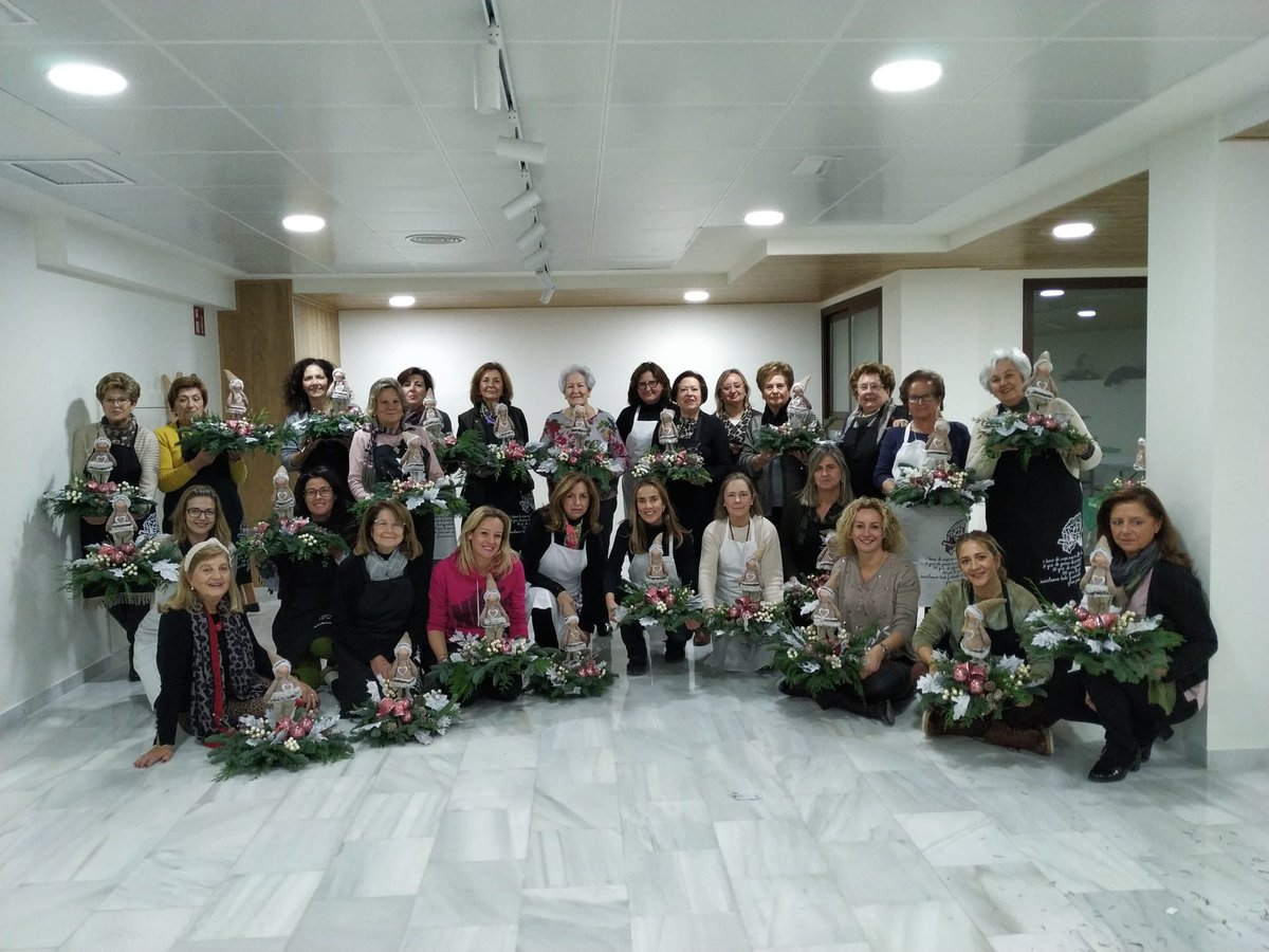 PasoBlanco_3's tweet photo. En el #Diadelamujer nuestro reconocimiento a todas las mujeres que trabajan por nuestra cofradía. Mayordomos, Costaleras, a nuestro @TronoVeronica, Abanderadas @corodamas...
Todas trabajan por la Mujer que da sentido al Paso Blanco, la Stma. Virgen de la Amargura. 🤍 https://t.co/wGic9BsjVt