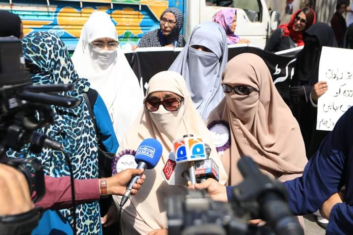 FAtimA20202023's tweet photo. #StrongWomenStrongFamilyStrongSociety
Nazima Women's Jamaat-e-Islami Sindh Province Rakhshanda Muneeb, Nazima Women's Karachi Asma Safir is talking to the media on the occasion of "Women's Walk" at Karachi Press Club on the occasion of International Women's Day۔ https://t.co/8we0Y2be6Y