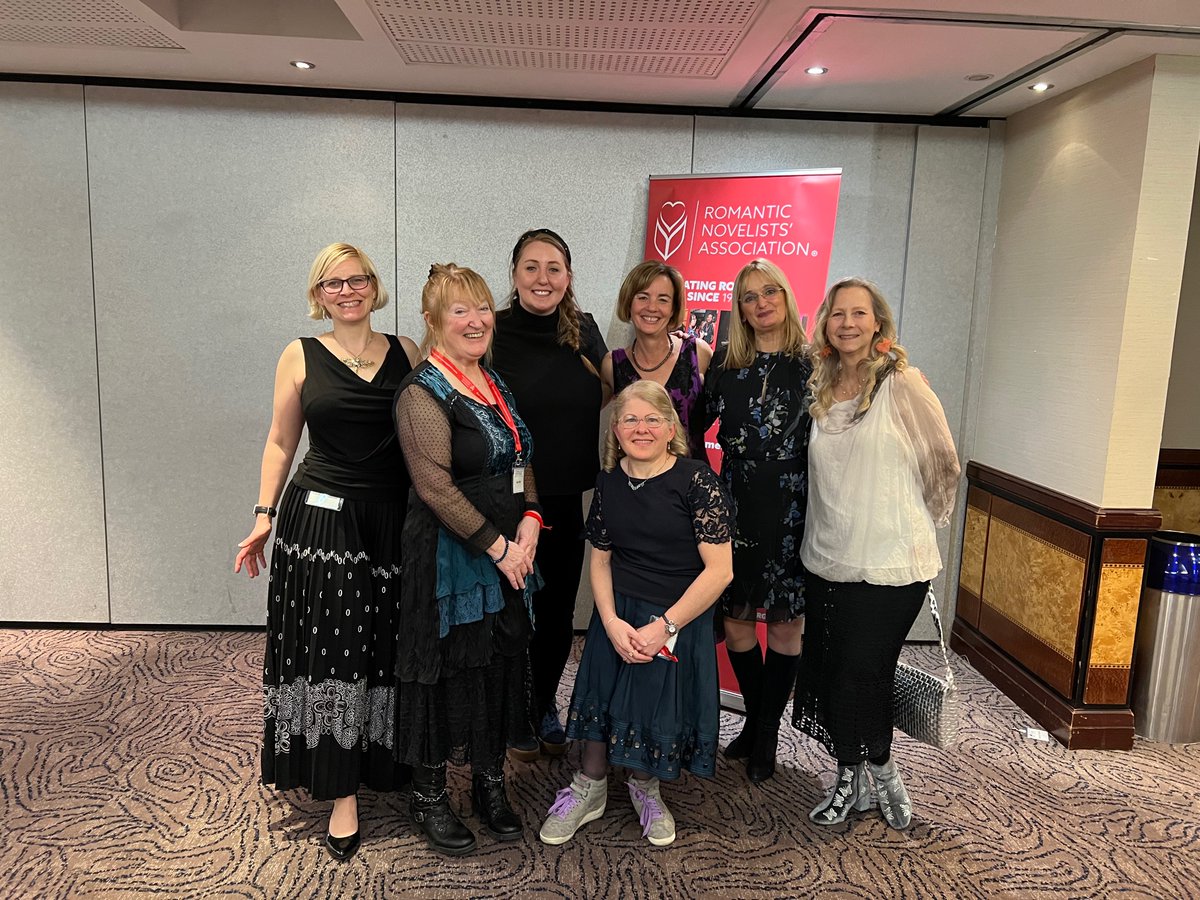 henrigyland's tweet photo. Some of my fab fellow @0neMoreChapter_  authors at the @RNAtweets Awards, @ElizabethHobbes @juliawildauthor @lcorbettauthor @KathrynFreeman1 &amp; @Melanie_Hudson_ And a lovely catch up with @girl_on_a_ledge who made The Helsingør Sewing Club happen! #tuesnews https://t.co/VCWcQmZmMe https://t.co/RUgG2MHQWL