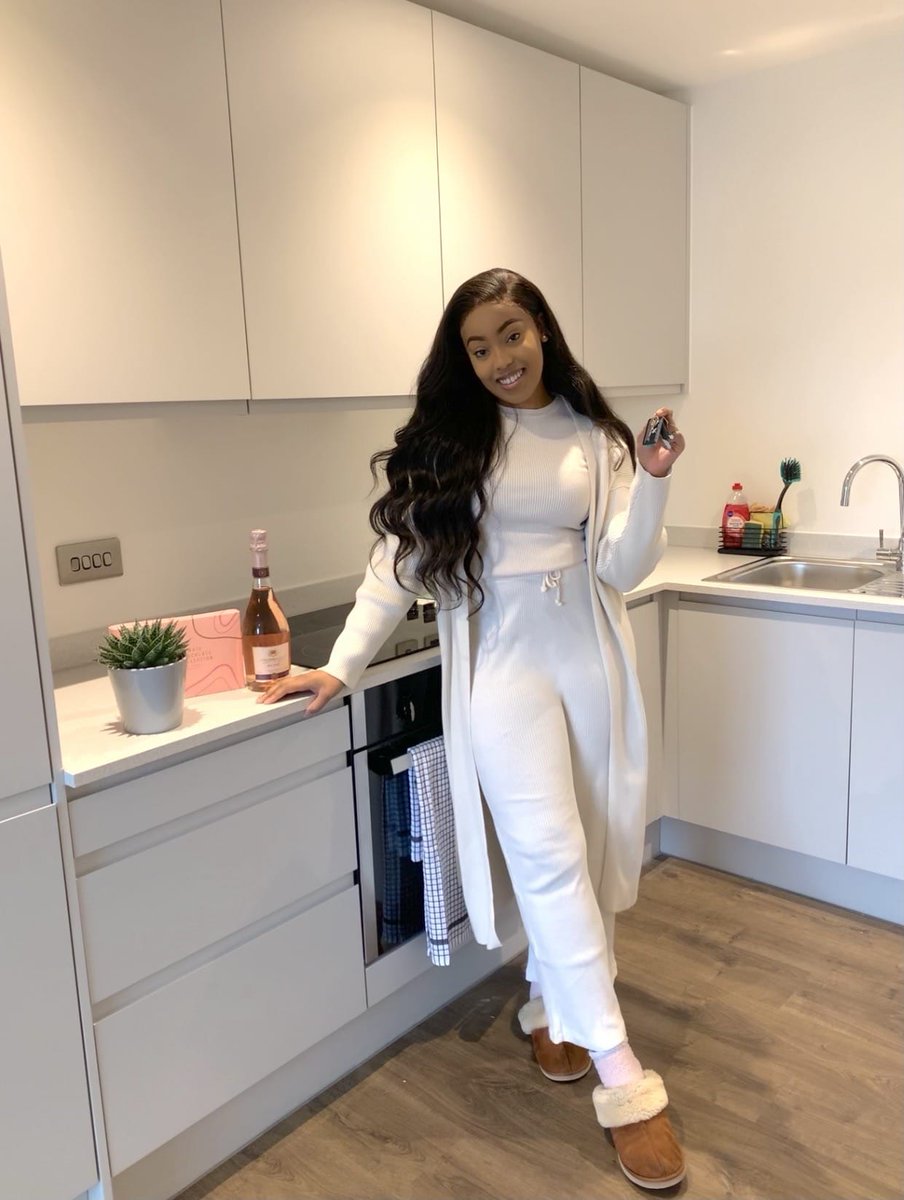 PrimoBLiving's tweet photo. @forshawgroup @lyndonforshaw @lisaforshawpr @DomisLtd First tenant of our new luxury development in Manchester, The Waterhouse. ESTHER, a Trainee GP from Edinburgh, is settling in nicely. Call Bex on 01204 360920 re available 1 + 2 beds to let (FREE GYM/ROOFTOP TERRACE) https://t.co/pKzk3TpY8L