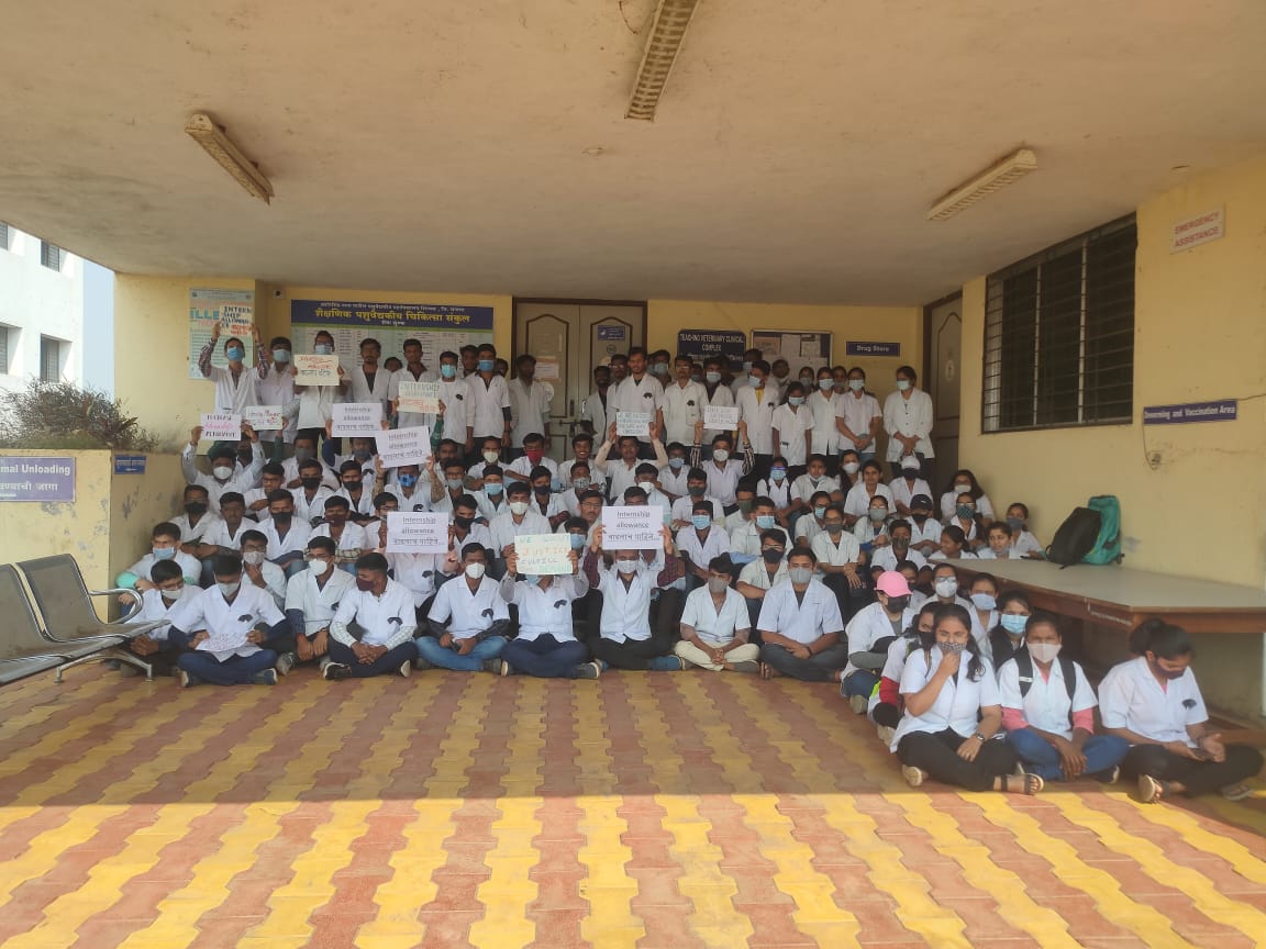 MokalHrushikesh's tweet photo. Vet on strike🔥
#veterian 
#IncreaseInternshipAllowance
#VetsOnStrike https://t.co/vLuBWQwgMh