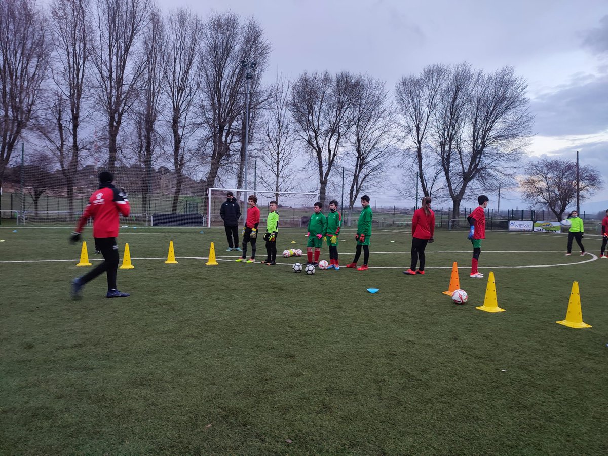 FundacionBKNDA's tweet photo. Jornada especial en la tarde de ayer en las instalaciones del @CD_Lantaron
Varios técnicos del @Alaves acompañados de técnicos del @CD_Lantaron llevaron a cabo una novedosa sesión de tecnificación, exclusiva para porteros y porteras, en la que participaron 31 guardametas del club https://t.co/nyG5OvZi0T