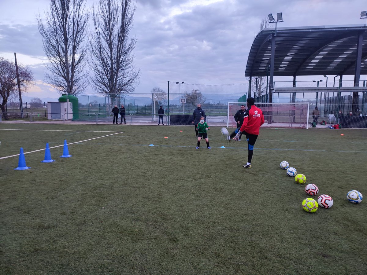 FundacionBKNDA's tweet photo. Jornada especial en la tarde de ayer en las instalaciones del @CD_Lantaron
Varios técnicos del @Alaves acompañados de técnicos del @CD_Lantaron llevaron a cabo una novedosa sesión de tecnificación, exclusiva para porteros y porteras, en la que participaron 31 guardametas del club https://t.co/nyG5OvZi0T