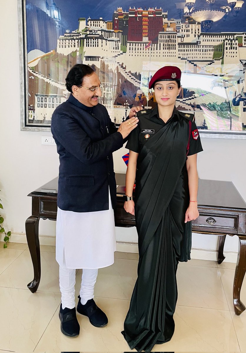 DrRPNishank's tweet image. मित्रों! 
आज का दिन मेरे लिए अपार गौरव एवं गर्व से अभिभूत करने वाला दिवस है। आज #InternationalWomensDay होने के साथ ही बेटी श्रेयसी निशंक की भारतीय सेना में मेजर पद पर पदोन्नति हुई है।