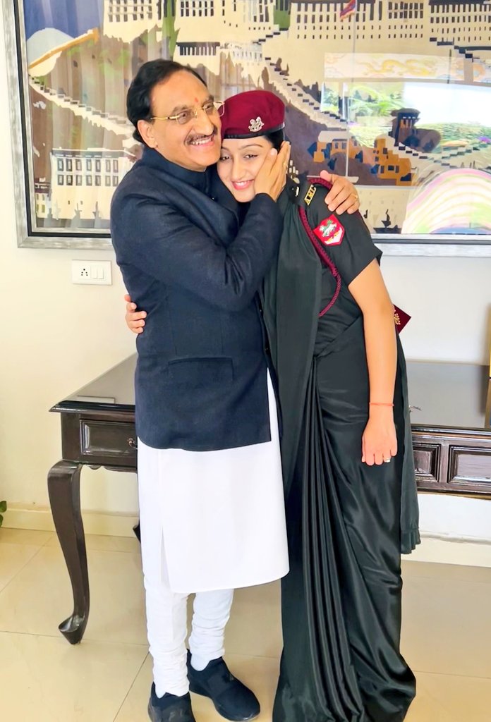 DrRPNishank's tweet image. मित्रों! 
आज का दिन मेरे लिए अपार गौरव एवं गर्व से अभिभूत करने वाला दिवस है। आज #InternationalWomensDay होने के साथ ही बेटी श्रेयसी निशंक की भारतीय सेना में मेजर पद पर पदोन्नति हुई है।
