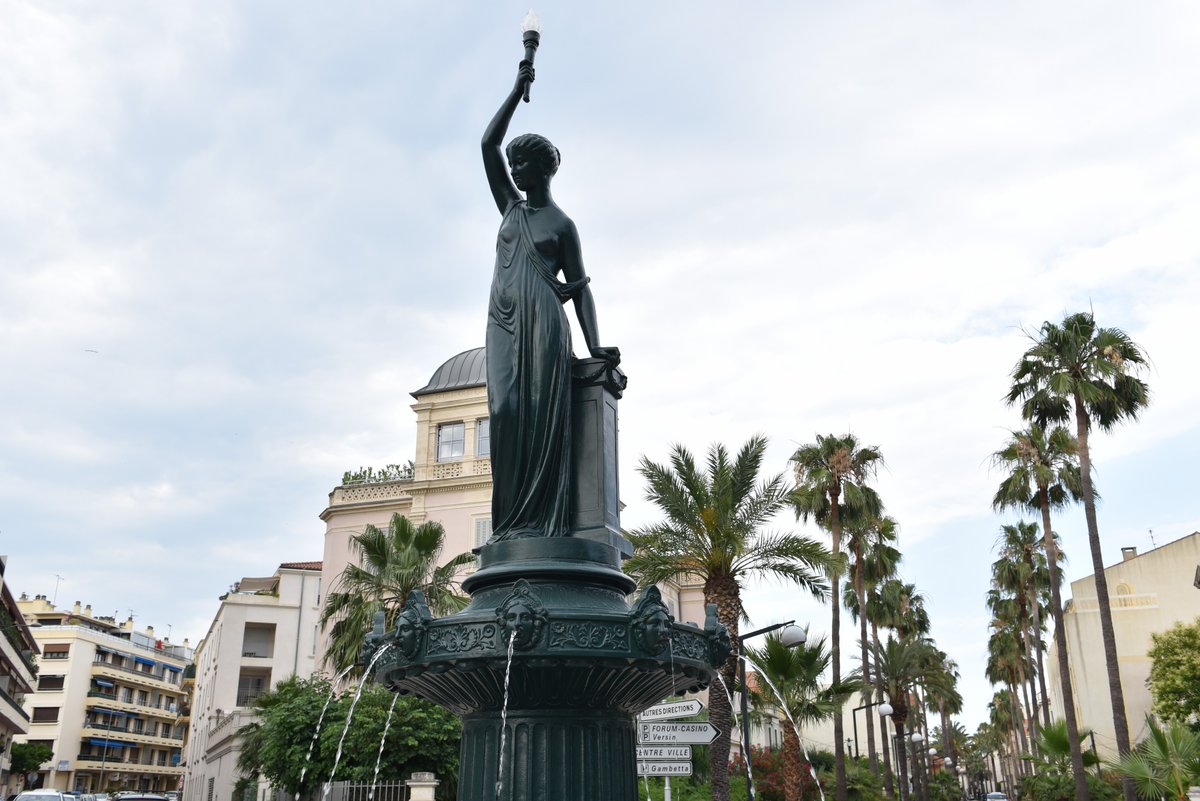 villedhyeres's tweet image. Pour cette #journeeinternationaledesdroitsdesfemmes ♀️, nous vous présentons une femme devant laquelle bon nombre de Hyérois passent tous les jours : la "Femme au flambeau", qui orne la fontaine Gallieni ⛲️. 

#hyeres