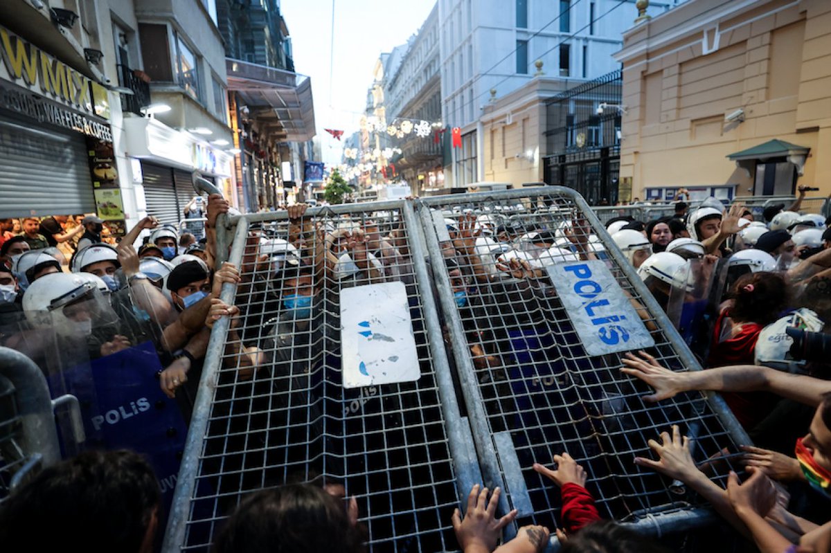 sibelyukler's tweet photo. erkek çizerlerin zihnindeki feministler 😔

o sırada feministler 🤛🔥 https://t.co/C88bC70xrh