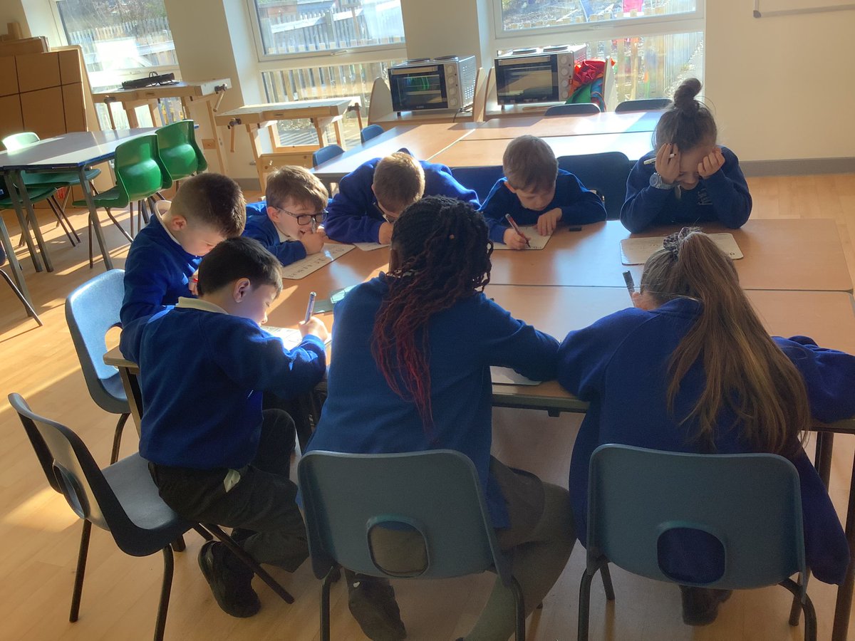 OABroadoak's tweet photo. Year 2 working very hard this morning on phonics #phonics #year2 #2HW https://t.co/XIOnyVak9X