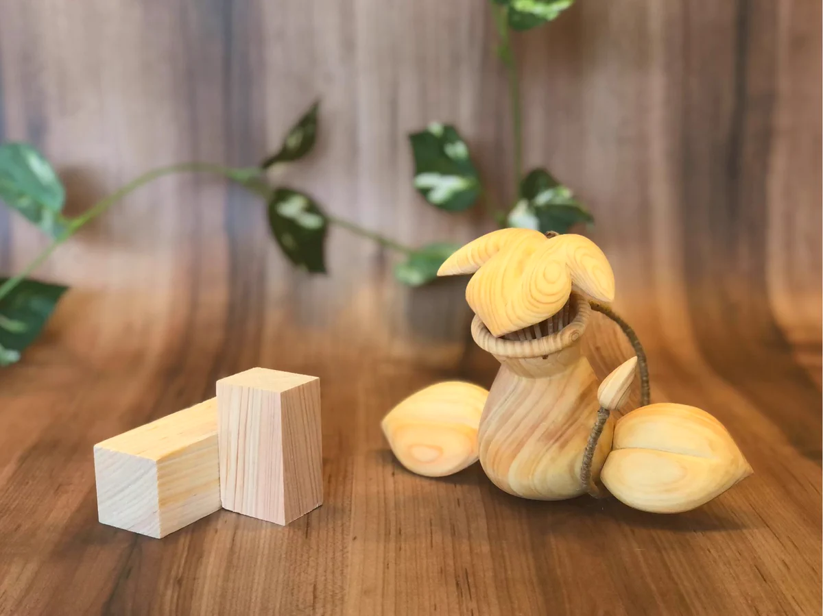 木彫りの爪楊枝ホルダー。ポケモン「ウツボット」が可愛くて実用的！