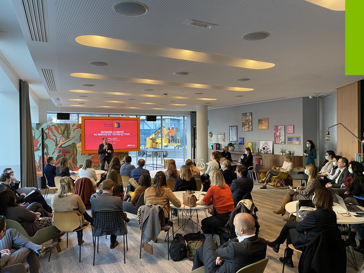 Bouygues_Immo's tweet photo. #InsideBI🧐: Être un promoteur attractif et responsable, c'est œuvrer pour + de #mixité. Des leviers existent comme la sensibilisation. Merci à notre collectif A part Egale et à Patrick Scharnitzky pour cette conférence inspirante "La mixité au service de tous !" #BreakTheBias https://t.co/Gp2xBV3efg