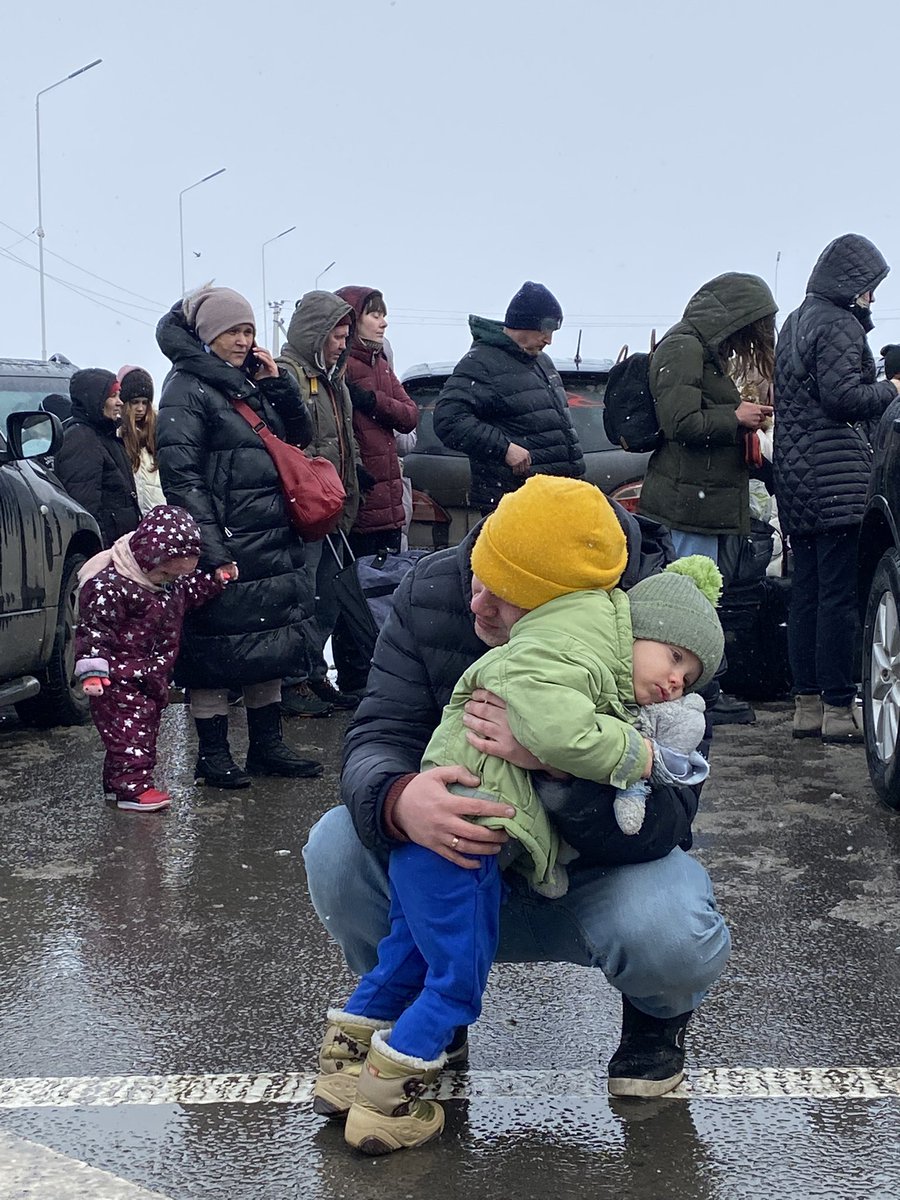 Ukrayna’ya girdik.
Ukraynalı mülteciler Romanya’ya geçmek için kar altında bekliyor.
Aleksander ve oğlu da…