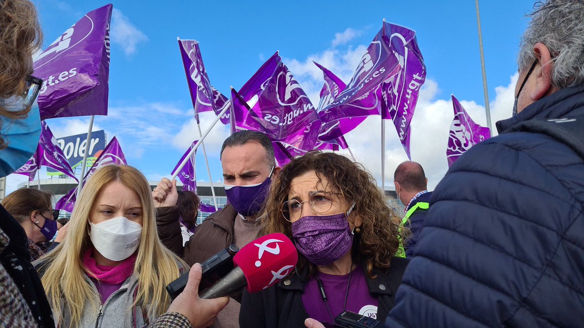UGTExtremadura's tweet photo. Empezamos la concentración en la empresa #Roler #UGTFeminista #8MUGT #8deMarzoUGT #MujeresSindicalistas https://t.co/x4fnf5kNzn