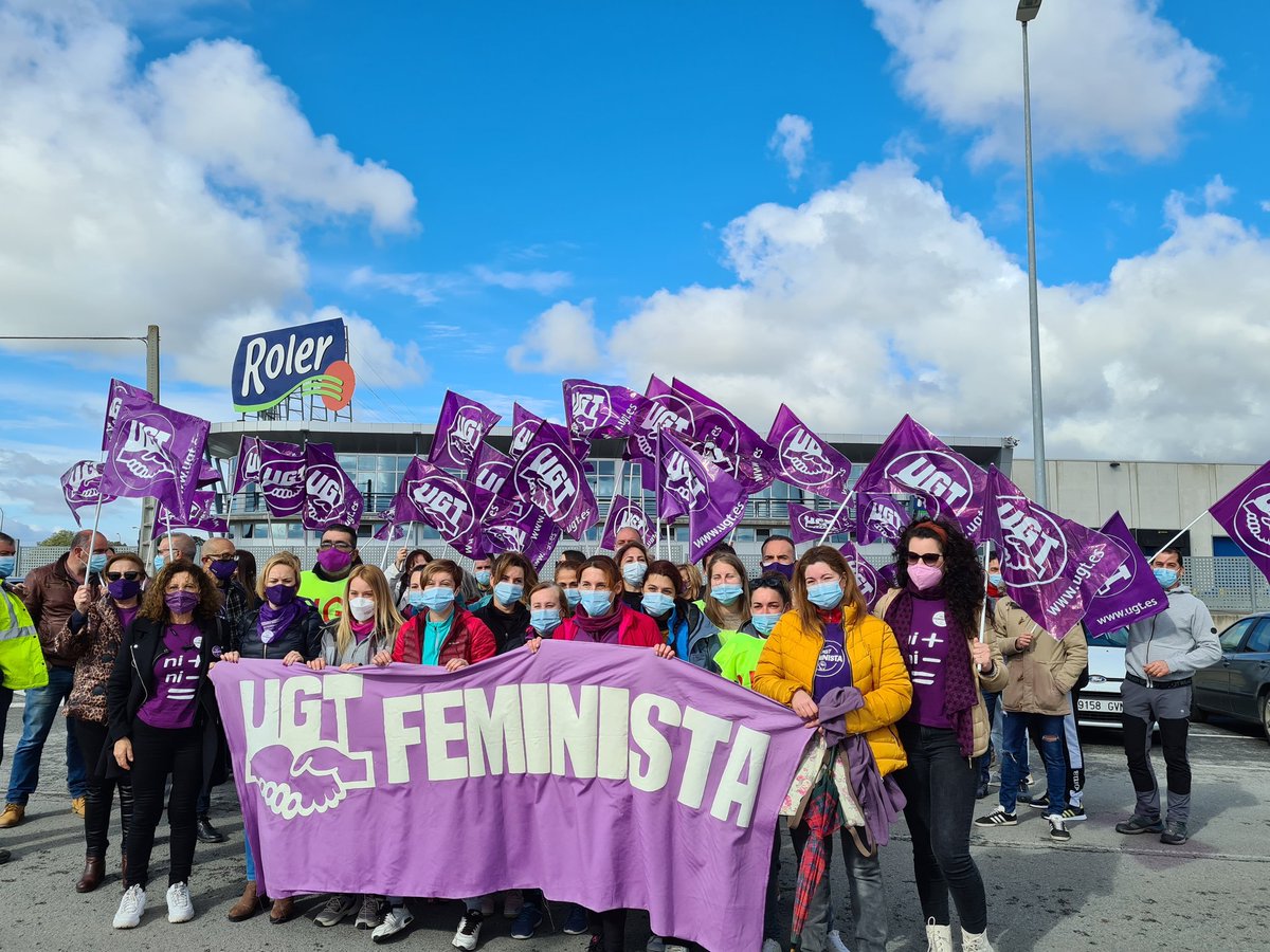 UGTExtremadura's tweet photo. Empezamos la concentración en la empresa #Roler #UGTFeminista #8MUGT #8deMarzoUGT #MujeresSindicalistas https://t.co/x4fnf5kNzn