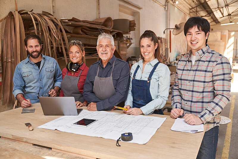 Wie erleben Sie als #Ausbilder:in den digitalen Wandel? Wie bilden Sie aus, welche Herausforderungen sehen Sie und welche Unterstützung wünschen Sie sich? Sagen Sie’s uns! Nehmen Sie sich bitte 15 Minuten Zeit und unterstützen Sie unsere Forschung: bit.ly/3KpWI3Q