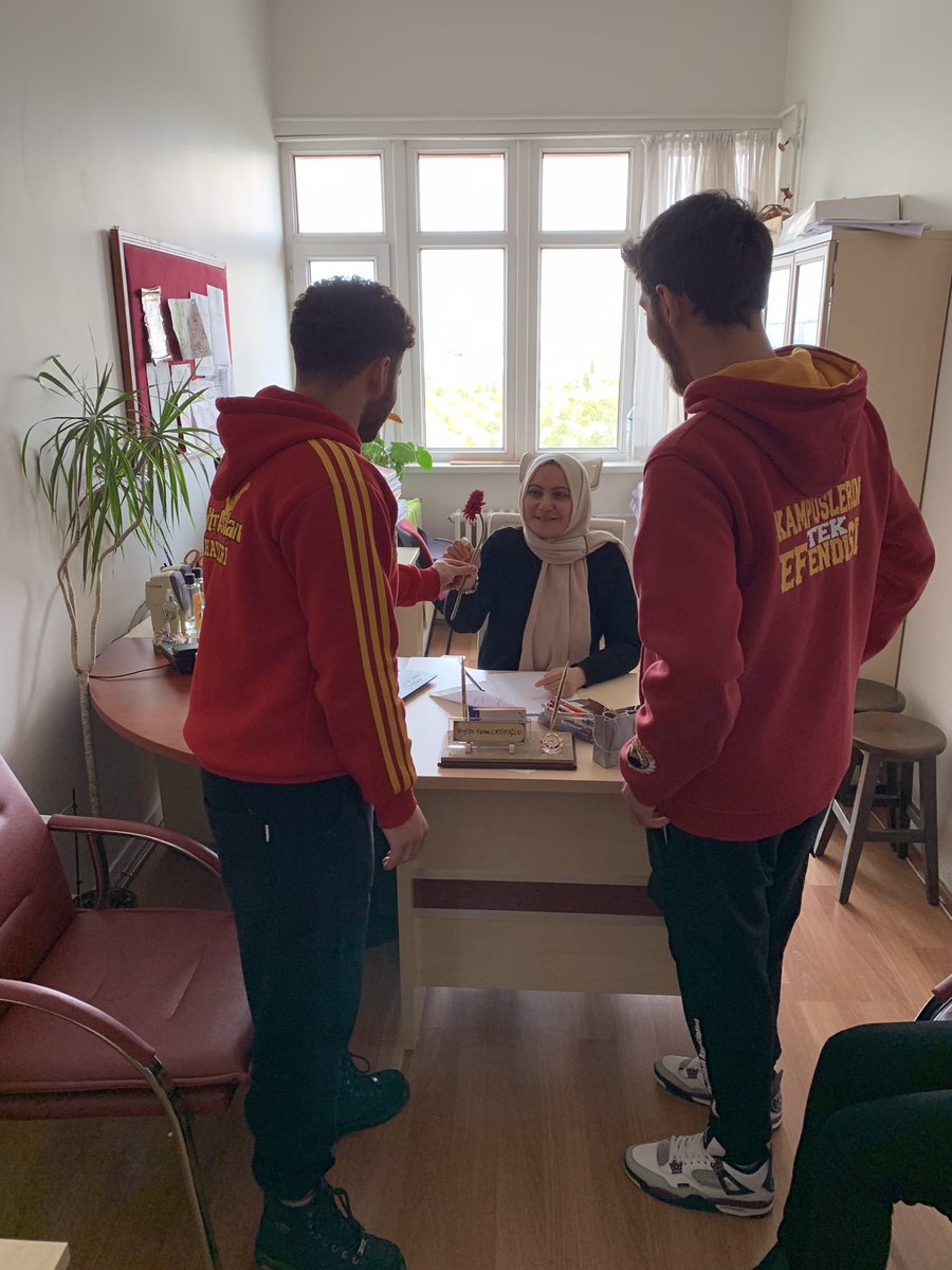 Kadınların ne kadar değerli olduğunu hissettirmek adına kampüsümüzde çiçek dağıttık.
8 MART DÜNYA KADINLAR GÜNÜ KUTLU OLSUN !
#uAUNIErciyes
#ultrAslanUNI