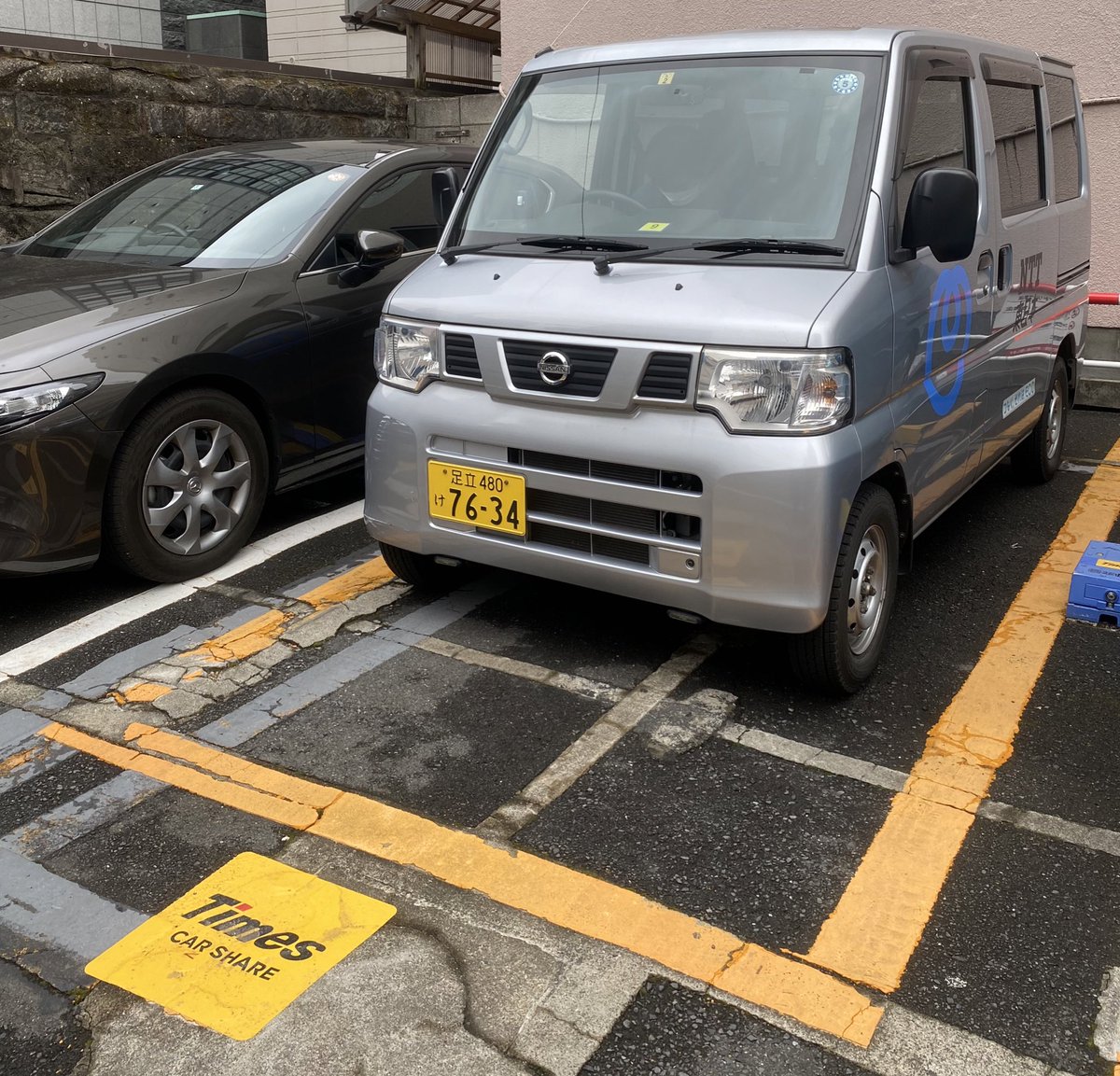 yamauni503's tweet photo. タイムズのカーシェア借りて、返そうと思ったら、NTT東日本って書いてある車がカーシェア用の駐車場に停めててカーシェアの車返せなかった💧
少し待ってみたけど、一切動かず…看板も後ろに置いてあった。。。悲しいですね😢
#NTT東日本 #タイムズ #タイムズカー https://t.co/6BI1owSH8F