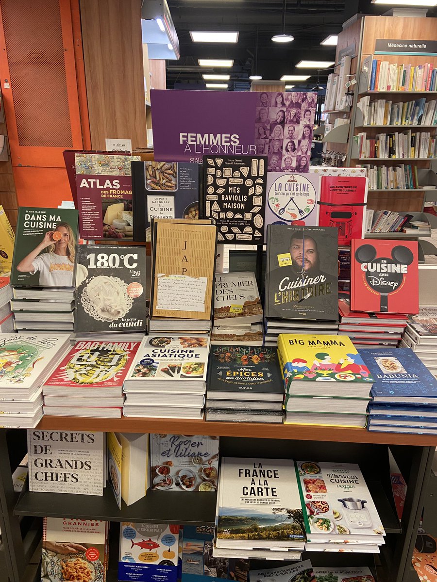 FacGJulie's tweet photo. Journée internationale des droits de la femme, à peine 10h du matin, et la belle sélection de livres destinée à mettre « les Femmes à l’honneur » chez Gibert Joseph. Ouais, envie de tout foutre par terre. https://t.co/mbff5mjLTp